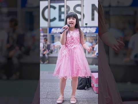 Little Girl Sings "Viva la Vida" in Times Square, NYC - Part 1