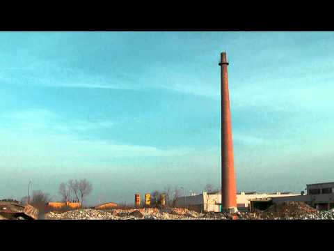 Odstrel komína v Nových Zámkoch