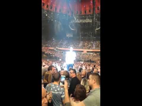 Dinand Woesthoff krijgt bierdouche Vrienden van Amstel Live!