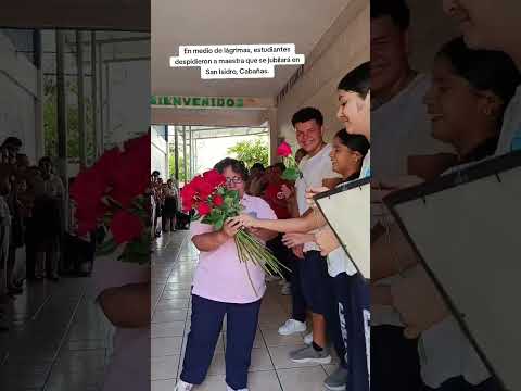 Alumnos despiden a maestra que se jubilará en San Isidro, Cabañas. #elsalvador