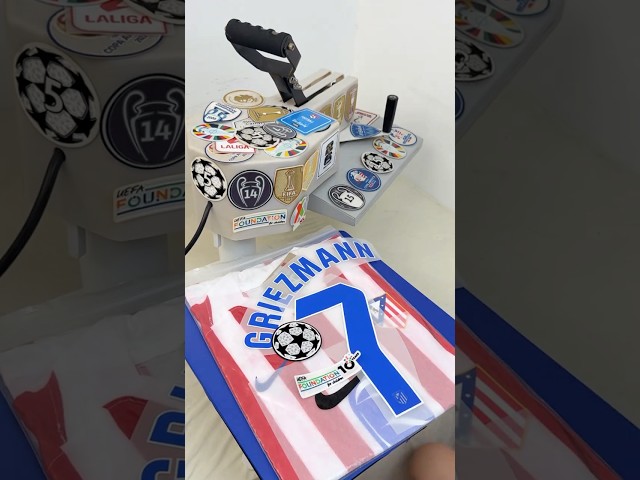 Vídeo relacionado con Atletico DE Madrid Camiseta Primera equipación Temporada 2024-2025 réplica Oficial - Tallas Adulto (FR/ES, Letras, M, Regular, Regular, Rojiblanco)