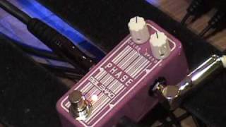 Video thumbnail for Malekko Omnicron PHASE guitar effects pedal demo by gearmanndude