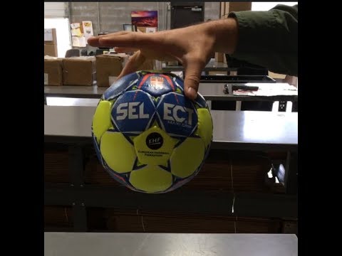 Opening the SELECT Maxi Grip Handball