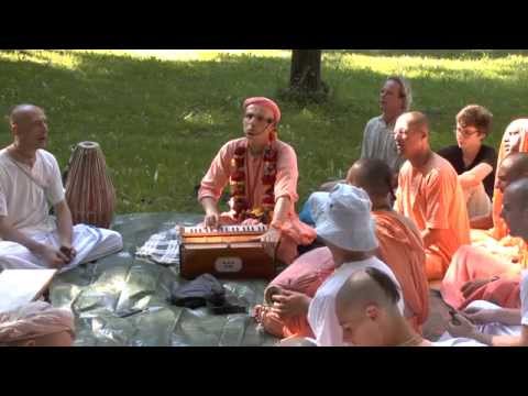 HH Kadamba Kanana Swami - kirtan in the park 30.08.2015