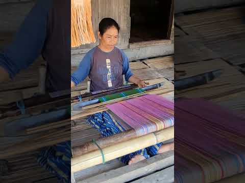 Pengrajin kain tenun didesa adat bena, bajawa. #tenun #ntt #kampungadat #indonesia #pesonaindonesia