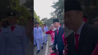 Download lagu Dad Denny Cagur is happy and proud to see his brother and sister become a flag bearer on Indonesi... mp3