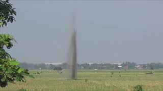 Download lagu Semakin Deras Semburan lumpur, pengeboran pertamina teledor mp3 Download lagu Semakin Deras Semburan lumpur, pengeboran pertamina teledor mp3