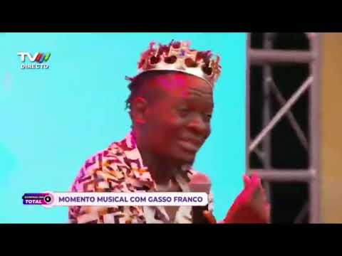 Gasso Franco canta a música Aviator em um dos programas da TVM