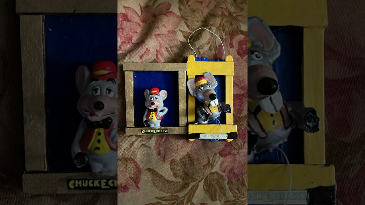 I made a handmade “chuck e cheese pizza time theater”portrait from the 1977