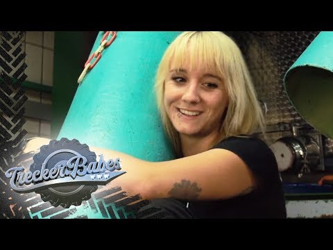 Shanna zurück auf dem Weingut: So wird die Maische verarbeitet | Trecker Babes | kabel eins