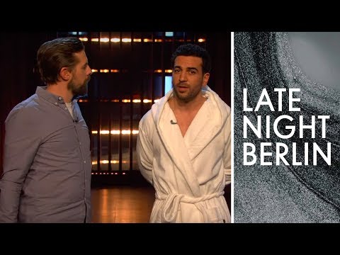 Elyas M'Barek unterbricht aktuelle Themen | Stand-Up | Late Night Berlin | ProSieben