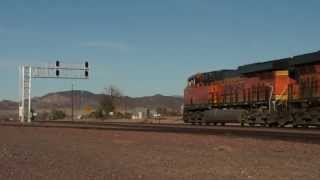 preview picture of video 'BNSF splits the wind at Ludlow, Ca'