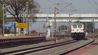 preview picture of video 'Hog AJNI WAP7 hauled Bilaspur Rajdhani Express trashing chakarbhata @mps'