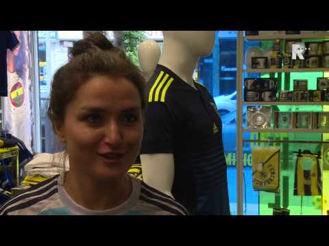 Topdrukte bij Fenerbahçewinkel in Zwart Janstraat