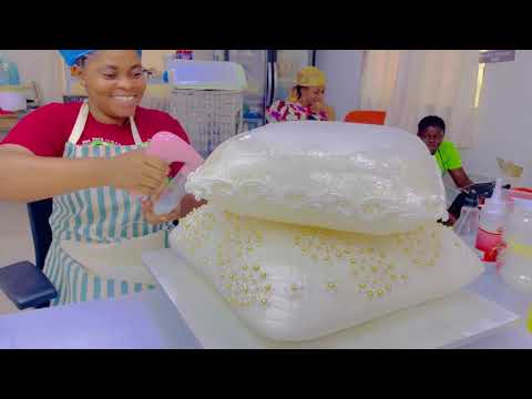 HOW TO COVER AND DECORATE WEDDING PILLOW CAKE.