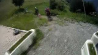 preview picture of video 'VTT 2011 Les 2 Alpes Venosc red run downhill MTB GoPro HD'