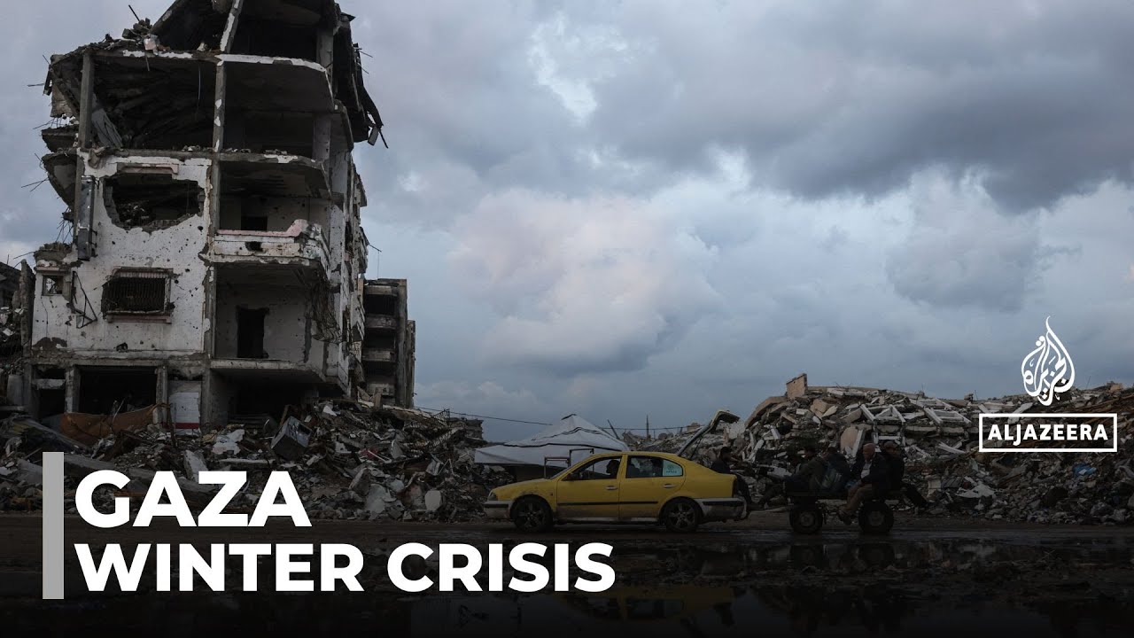 Building collapses after heavy rain: Rescue teams search through rubble in northern Gaza