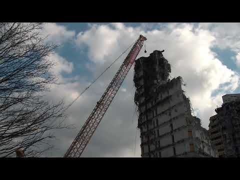 Abriss der Postpyramide mit Abrissbirne