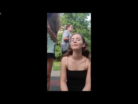 Девочки во дворе танцуют тверк 2