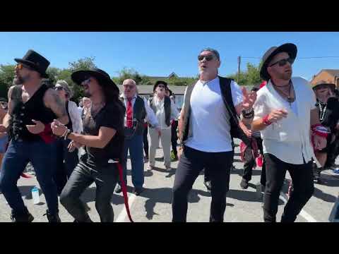 Voices Unlimited - Go Your Own Way