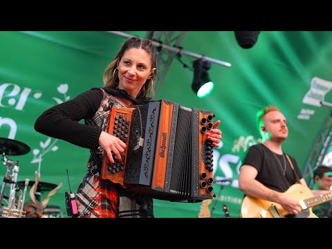 Claudia Hinker spielt „Ich hör so gern Harmonika“ gemeinsam mit „Die Lauser“ auf der Kaiser Wiesn!