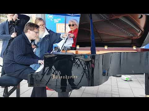 Olli Mustonen soittaa Narinkkatorilla.