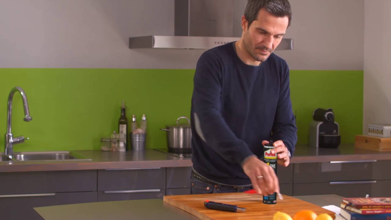 Comment fixer une protection anti-éclaboussures dans la cuisine 