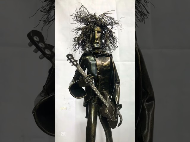 Vídeo relacionado con Cyrank Estatua de Guitarrista, músico de Hierro, Figura Coleccionable, Guitarra de Metal, Escultura de Roca, decoración Musical para Escritorio, Oficina, decoración del hogar