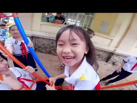 Chippy Chippy's Mom and Baby Play in Square, Circle and Triangle Shapes - Chippy is Super Mischie...