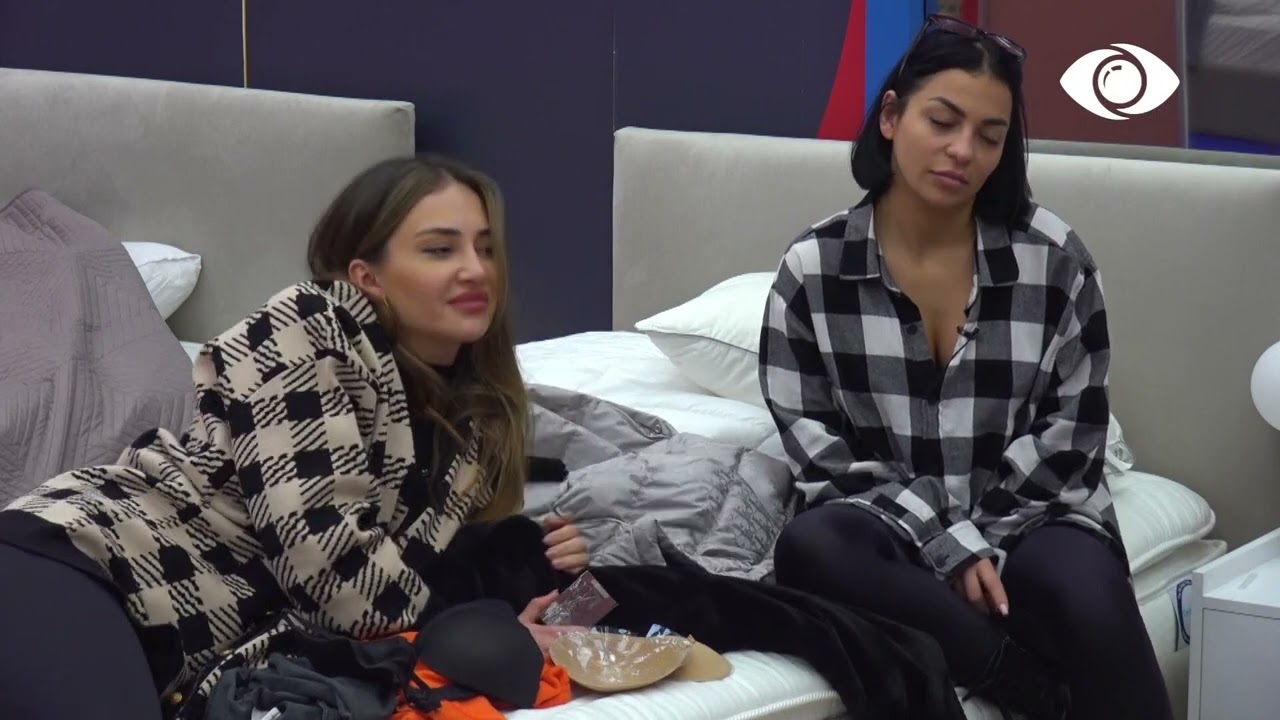 Kiara e emocionuar, Mikela e mbulon me puthje