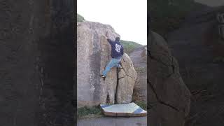 Video thumbnail de Problem 5 (Boulder 2), 5+. Arnao