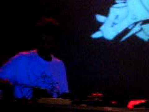 IL SANTO GRUFF ALLO SCRATCH - MOMENTO DI RISPETTO TRA DJ LUGI E ALIEN ARMY E FREESTYLE