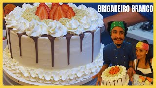 BOLO DE BRIGADEIRO BRANCO COM GENGIBRE E MORANGO
