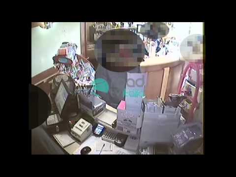 Ecco come vi rubano il cellulare: ladro in azione in un bar di Corso Garibaldi