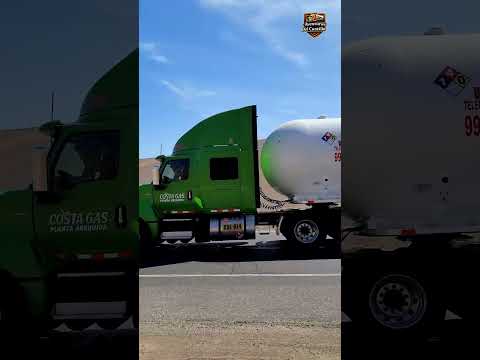 Hermoso truck descendiendo por las peligrosas rutas de la quebrada del toro Camana-Arequipa-Perú 🇵🇪.