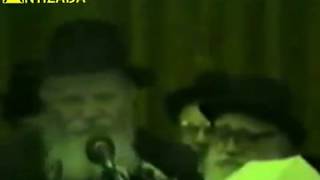 ניגון שושנת יעקב בהתוועדות עם הרבי מליובאוויטש פורים תש"מ - התמונה מוצגת ישירות מתוך אתר האינטרנט יוטיוב. זכויות היוצרים בתמונה שייכות ליוצרה. קישור קרדיט למקור התוכן נמצא בתוך דף הסרטון