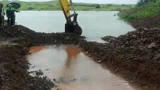 preview picture of video 'JCB Work at shirasgaon village from sangli ditsrict | Creating way for water | Flood situation'