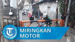 Lalu Lintas Depan DPR Lumpuh, Pengendara Terpaksa Miringkan Motornya Lewati Portal Warga