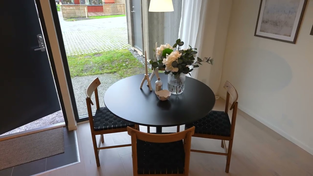 2 rum Par-/kedje-/radhus på Fågelstigen 9A Norra Lännersta, Nacka, Saltsjö-boo Nacka kommun - video