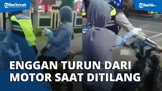 Viral Video Memperlihatkan Emak-emak yang Enggan Turun dari Sepeda Motor saat Ditilang Polisi