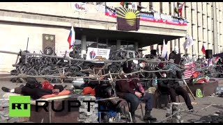 Tires, sacks &amp; razor wire: Donetsk protesters barricade for independence