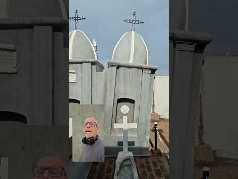 Los enterraron parados y pasó algo en el cementerio después.