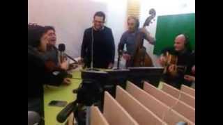 intervento musicale 2 di max barba con giovanni la chitarra a radio base agro