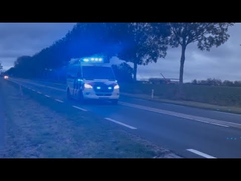 A1 URK 25-118 Geeft een Sirene showjte terwijl die met spoed naar een Medische Noodsituatie is