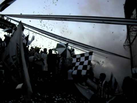 "LA ESCOLTA LIBERTAD - entrada de la escolta y del equipo contra LDU (17NOV2011)" Barra: La Escolta &bull; Club: Libertad