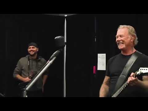 JAMES HETFIELD LAUGHS AT LARS ULRICH STRUGGLING TO PLAY AN EASY DRUM FILL