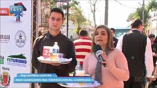 Corrida dos Garçons: participantes percorrem trajeto carregando bandeja com copos e garrafas Corrida dos Garçons: participantes percorrem trajeto carregando bandeja com copos e garrafas