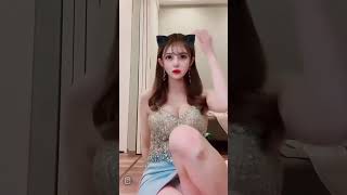 配信中にパンチラしちゃうキャバ嬢