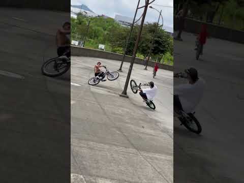Esquivándonos 😱🔥🤯#youtubeshorts #bikelife #shortsviral #bike #youtube  #crazy #viral