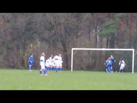 Noëlle scoort het eerste doelpunt tegen MOC'17 MB1 .